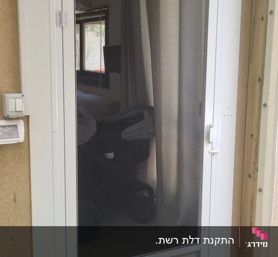 דלת אלומיניום לבנה עם זכוכית כהה